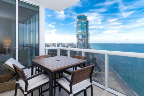 Condo in Sunny Isles Beach, Florida, 2 bedrooms  № 1402626 - photo 1