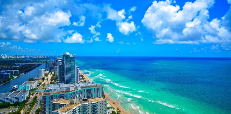 Condominio en Hollywood, Florida, 2 dormitorios  № 1073338