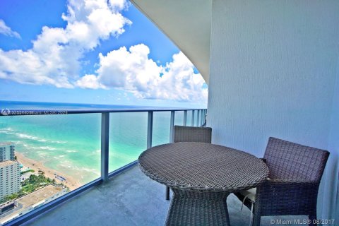 Condominio en venta en Hollywood, Florida, 2 dormitorios, 104.89 m2 № 1073338 - foto 2