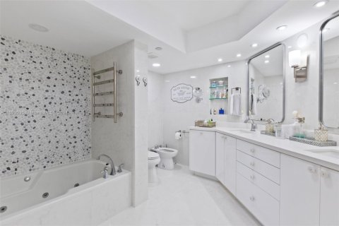 Condo in Aventura, Florida, 3 bedrooms  № 1240995 - photo 17