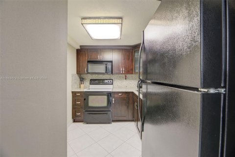 Condo in Miami Beach, Florida, 1 bedroom  № 1405852 - photo 15