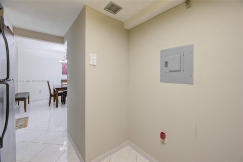 Condo in Miami Beach, Florida, 1 bedroom  № 1405852 - photo 18