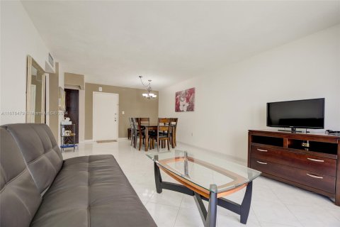 Condo in Miami Beach, Florida, 1 bedroom  № 1405852 - photo 11