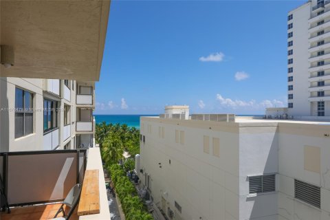 Condo in Miami Beach, Florida, 1 bedroom  № 1405852 - photo 29