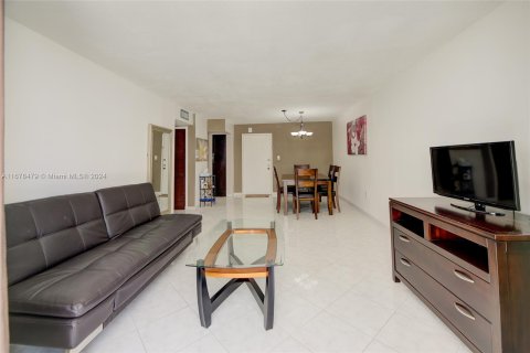 Condo in Miami Beach, Florida, 1 bedroom  № 1405852 - photo 10