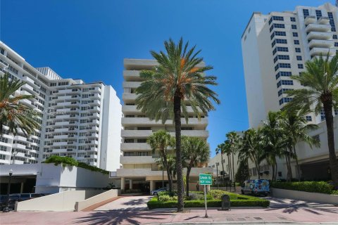 Condo in Miami Beach, Florida, 1 bedroom  № 1405852 - photo 1