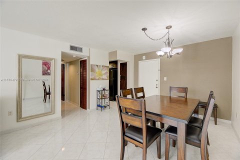 Condo in Miami Beach, Florida, 1 bedroom  № 1405852 - photo 13