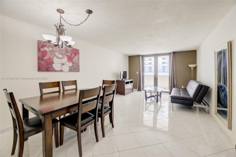 Condo in Miami Beach, Florida, 1 bedroom  № 1405852 - photo 2