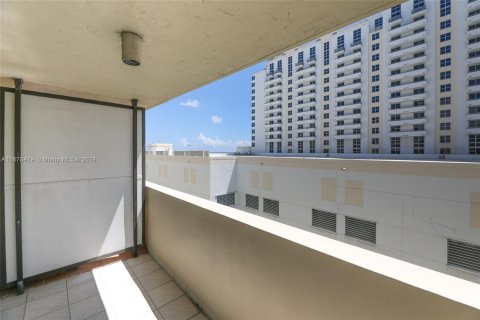 Condo in Miami Beach, Florida, 1 bedroom  № 1405852 - photo 26