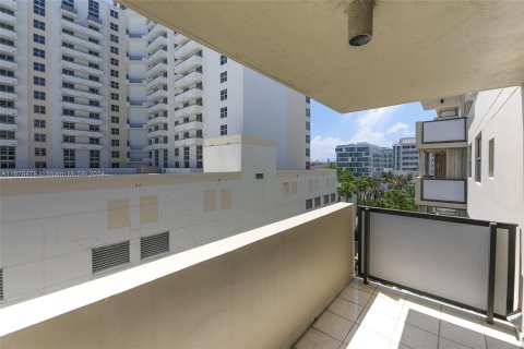 Condo in Miami Beach, Florida, 1 bedroom  № 1405852 - photo 27