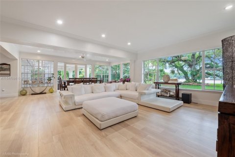 House in Coral Gables, Florida 5 bedrooms, 339.09 sq.m. № 1058460 - photo 9