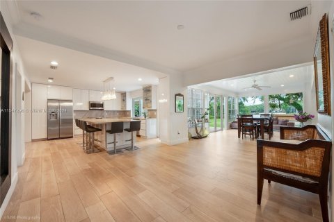 House in Coral Gables, Florida 5 bedrooms, 339.09 sq.m. № 1058460 - photo 13