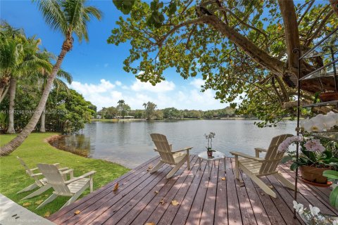 Villa ou maison à vendre à Coral Gables, Floride: 5 chambres, 339.09 m2 № 1058460 - photo 1