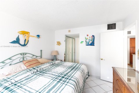 Condo in Miami Beach, Florida, 1 bedroom  № 1046892 - photo 11