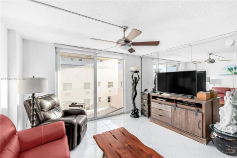Condominio en venta en Miami Beach, Florida, 1 dormitorio, 61.22 m2 № 1046892 - foto 13