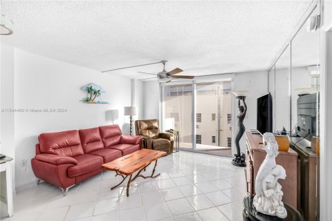 Condominio en venta en Miami Beach, Florida, 1 dormitorio, 61.22 m2 № 1046892 - foto 7