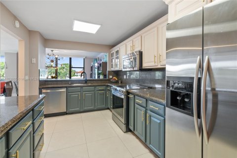 Condo in Bay Harbor Islands, Florida, 2 bedrooms  № 1241960 - photo 10