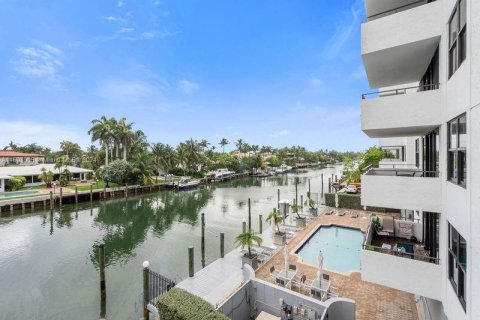 Condo in Bay Harbor Islands, Florida, 2 bedrooms  № 1241960 - photo 25