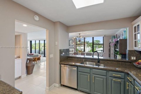 Condo in Bay Harbor Islands, Florida, 2 bedrooms  № 1241960 - photo 11