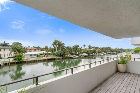 Condo in Bay Harbor Islands, Florida, 2 bedrooms  № 1241960 - photo 5