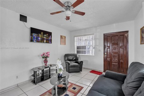 Villa ou maison à vendre à Hialeah, Floride: 4 chambres, 117.06 m2 № 1031253 - photo 13