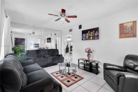 House in Hialeah, Florida 4 bedrooms, 117.06 sq.m. № 1031253 - photo 11