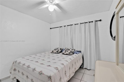 House in Hialeah, Florida 4 bedrooms, 117.06 sq.m. № 1031253 - photo 22