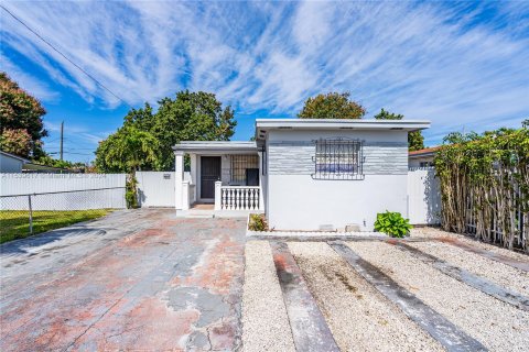 Villa ou maison à vendre à Hialeah, Floride: 4 chambres, 117.06 m2 № 1031253 - photo 1