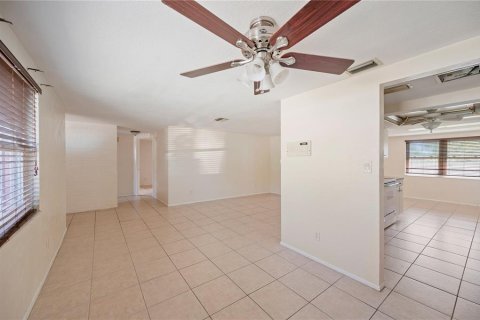 House in Port Richey, Florida 2 bedrooms, 115.01 sq.m. № 1244999 - photo 4