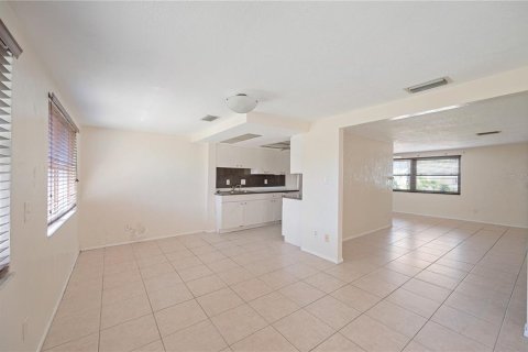 House in Port Richey, Florida 2 bedrooms, 115.01 sq.m. № 1244999 - photo 21