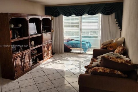 Condo in Lauderdale Lakes, Florida, 1 bedroom  № 1348048 - photo 9