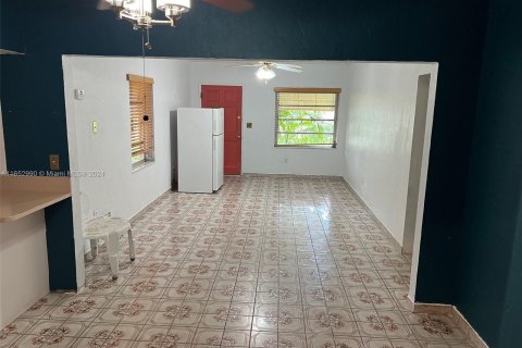 Casa en venta en Miami, Florida, 6 dormitorios, 210.8 m2 № 1348132 - foto 6