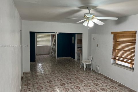 Casa en venta en Miami, Florida, 6 dormitorios, 210.8 m2 № 1348132 - foto 17