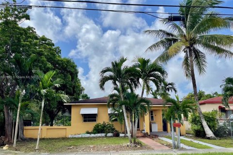 Casa en venta en Miami, Florida, 6 dormitorios, 210.8 m2 № 1348132 - foto 1