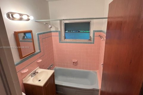 Casa en venta en Miami, Florida, 6 dormitorios, 210.8 m2 № 1348132 - foto 10