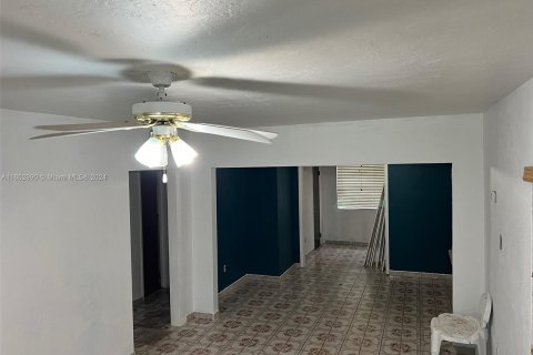 Casa en venta en Miami, Florida, 6 dormitorios, 210.8 m2 № 1348132 - foto 16