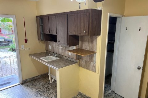 Casa en venta en Miami, Florida, 6 dormitorios, 210.8 m2 № 1348132 - foto 9