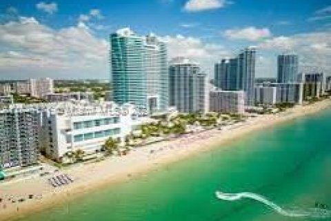 Touwnhouse à louer à Hallandale Beach, Floride: 3 chambres, 977.89 m2 № 1348049 - photo 3