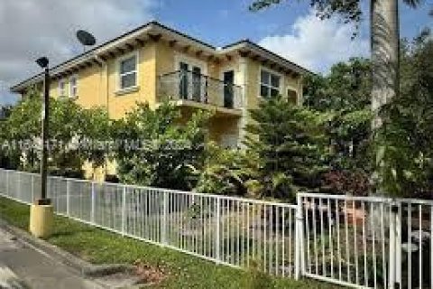 Townhouse in Hallandale Beach, Florida 3 bedrooms, 977.89 sq.m. № 1348049 - photo 1