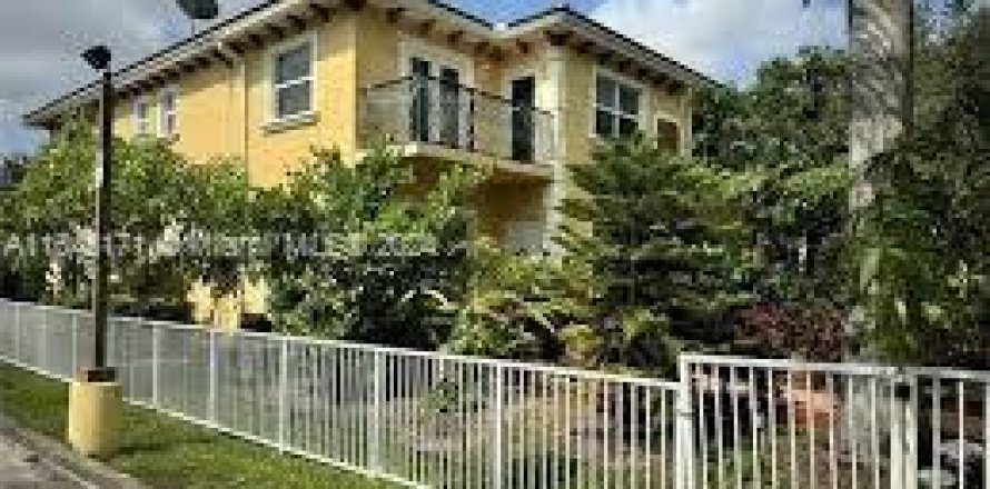 Touwnhouse à Hallandale Beach, Floride 3 chambres, 977.89 m2 № 1348049