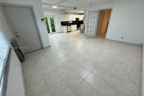 Touwnhouse à louer à Hallandale Beach, Floride: 3 chambres, 977.89 m2 № 1348049 - photo 4