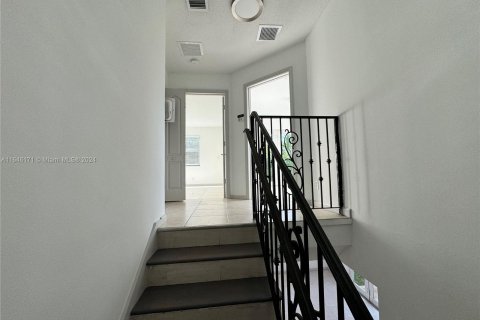 Townhouse in Hallandale Beach, Florida 3 bedrooms, 977.89 sq.m. № 1348049 - photo 9