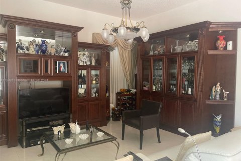 House in Miami, Florida 5 bedrooms, 294.22 sq.m. № 1060469 - photo 13