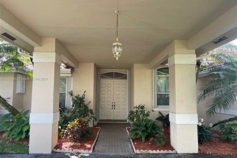 House in Miami, Florida 5 bedrooms, 294.22 sq.m. № 1060469 - photo 2