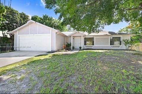 Casa en venta en Palm Bay, Florida, 3 dormitorios № 1329849 - foto 1