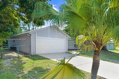 House in Palm Bay, Florida 3 bedrooms № 1329849 - photo 2