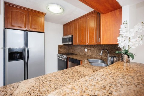 Condo in Hallandale Beach, Florida, 1 bedroom  № 1242326 - photo 10