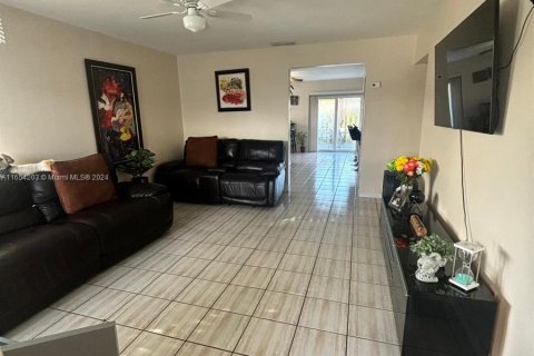 Adosado en venta en Miami, Florida, 3 dormitorios, 113.81 m2 № 1351961 - foto 10