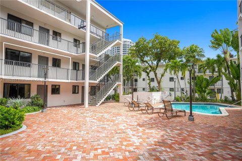 Condo in Miami, Florida, 1 bedroom  № 1352010 - photo 18