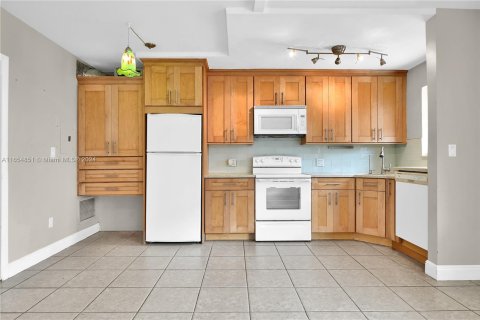 Condo in Miami, Florida, 1 bedroom  № 1352010 - photo 5